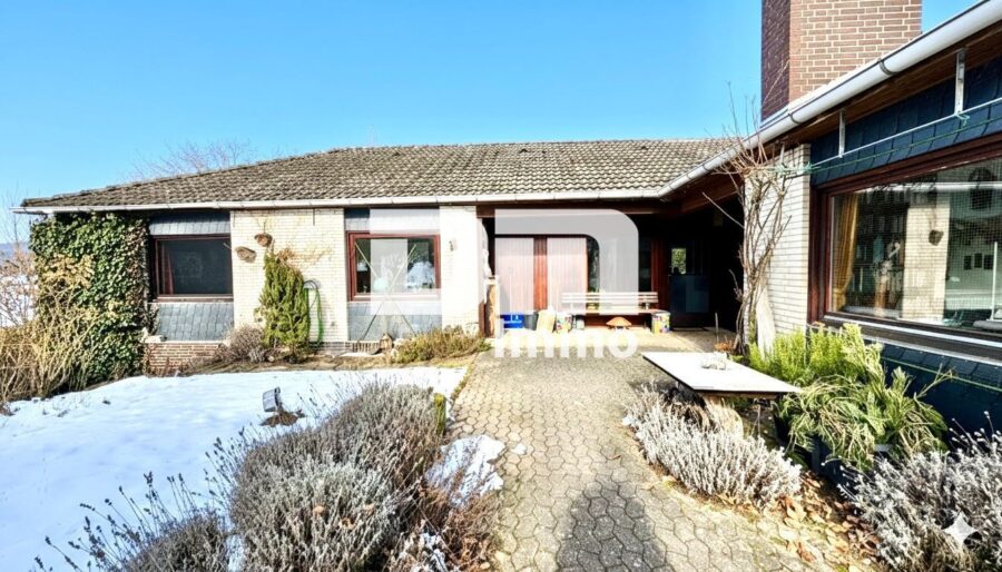 Großer altengerechter Bungalow mit großem Garten, 2 Terrassen, Garage und Einliegerbereich - Rückansicht / Terrasse 1